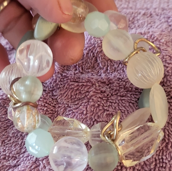 Double Stack Shades of Green Beaded Stretch Bracelet Gold Tone Garden Spring - Picture 3 of 3